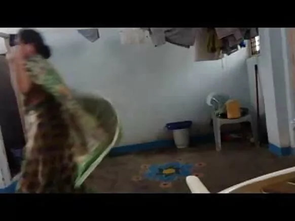 ඉන්දියානු රූප සරාගී නැන්දා ඇඳගෙන සිටියදී ඇඳුම යට සිරවී ඇත