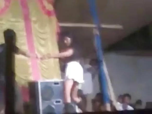 ඉන්දියානු තරුණියක් ප්රසිද්ධ සරාගී රූපයක් මත නිරුවත් පටි පෙන්වයි