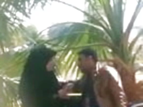 ඉන්දියානු මුස්ලිම් තරුණියක් තම පෙම්වතා උද්යානයේ පිදුරු කරන අයුරු වීඩියෝ දර්ශන.