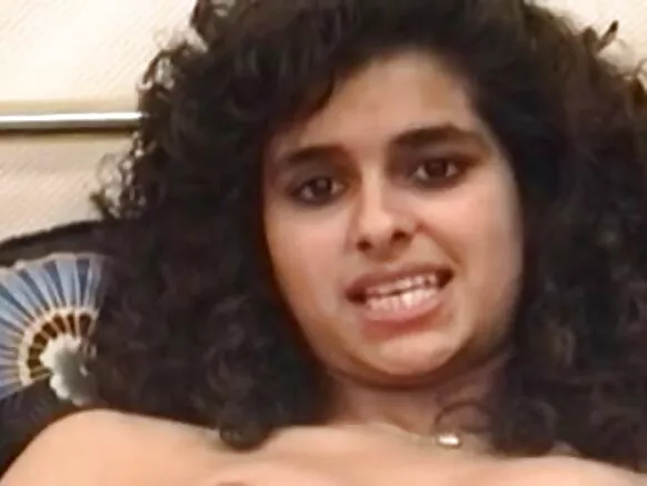 හිසකෙස් සහිත සහ සරාගී පුකේ සහිත බ්රිතාන්ය ඉන්දියානුවා