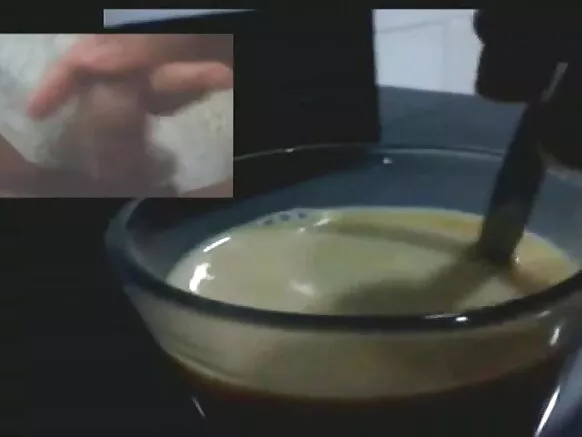 ගැහැණු ළමයා කාර්යබහුලව සිටියදී වේගයෙන් ස්වයං වින්දනයේ යෙදේ