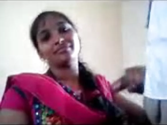 ගැහැණු ළමයා පන්තියේදී කුකුළෙකු කටට ගනී, දකුණු ඉන්දියානු චිත්රපටය ඉංග්රීසියෙන්