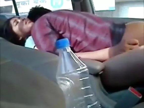 ඇගේ සරාගී ඉන්දියානු චිත්රපටිය චුඩායි මෝටර් රථයේ සියලු ජංගම දුරකථනයෙන් නැරඹීමට