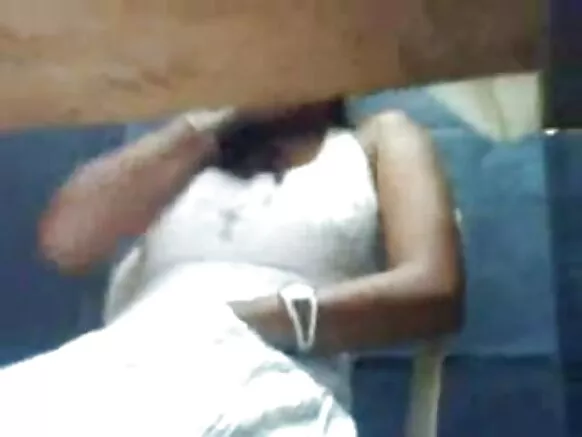 ඉන්දියානු කැමරා සංදර්ශන ගැහැණු සරාගී සරාගී චිත්රපටයක් අවන්හල තුළ ස්වයං වින්දනයේ යෙදෙයි - Sanjh විසිනි