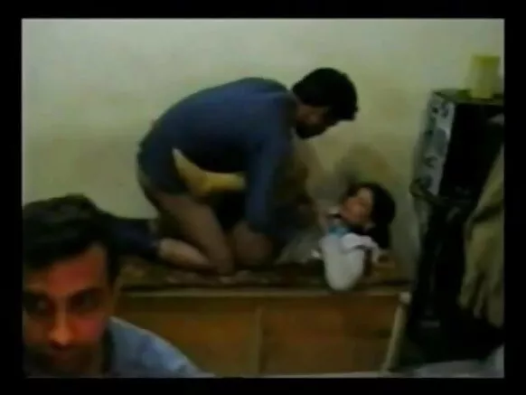 සරාගී පෙම්වතා හින්දි චිත්රපටිය පිටුපස සිට පරිගණකයේ සිටින පරිගණක ගීක් කෙනෙකි