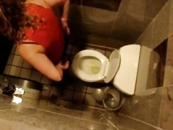 අරාබි විශ්ව විද්යාල මිතුරා අන්විගේ නානකාමරයේ සරාගී චිත්රපටයේ සරාගී චිත්රපටයේ ඔත්තු බලයි