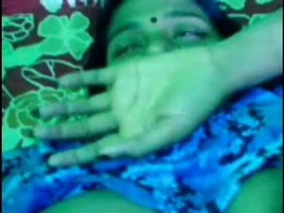 බංග්ලා දේශී නැන්දා ඇගේ පෞද්ගලික දියණියගේ පෞද්ගලික ගුරුවරිය වන නව සරාගී හින්දි චිත්රපට ගුරුවරිය සමඟ ලිංගිකව හැසිරී ඇත