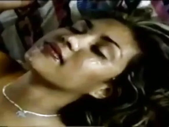 සරාගී ඉන්දියානු සරාගී වේශ්යාව නිදන කාමරය තුළදී කෙලෙසී යනවා හින්දි සරාගී චිත්රපට වීඩියෝව HD - Ku