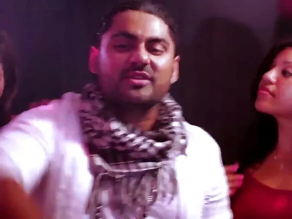 වාරණයකින් තොරව අකා මුම්බායි හි සරාගීම චිත්රපටය - හොට් ගැන්ග්ස්ටා පාටි මුම්බායි