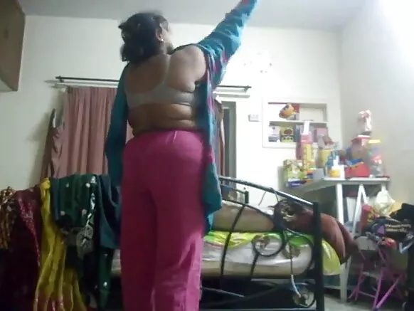 හොට් ඇන්ටි කැමරාවට හසුව, සරාගී වීඩියෝ චිත්රපටය කැමරාවෙන් සැඟවී ඇත