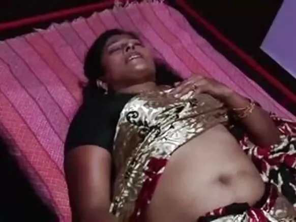 S.Indian Aunty Send Sexy Film හින්දි Busty මල්ලු ඇන්ටි ඇගේ රියදුරු සමග සම්බාහනය ලබා ගනී