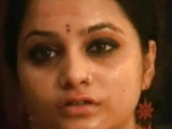 ඉංග්රීසි බීඑෆ් ගැහැණු ළමයින් ගැන ලින්ඩා ඉන්දියන් ගර්ල් ෆේෂල් කර සරාගී කැමරාවට හසු විය