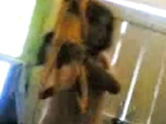 දේශී ගමේ යෞවනයාට ඉංග්රීසි භාෂාවෙන් තරුණ වැනිලා ලිංගික සරාගී චිත්රපට වීඩියෝවක් තිබේ