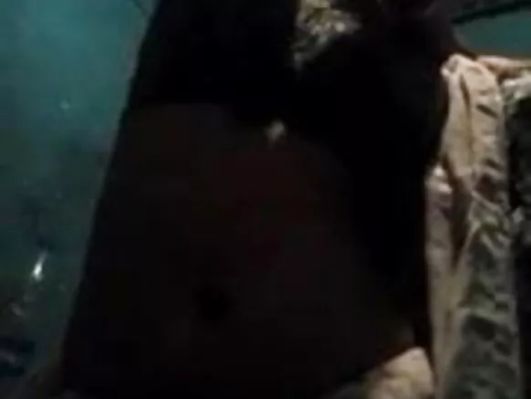 සැමියාගේ මිතුරන්ගේ සැමියන් ඉදිරියේ ඉංග්රීසියෙන් ඡායාරූපයක් බවට පත් වීම.