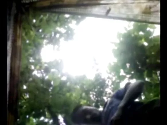 තම සැමියා දෙනා නිල් චිත්රපට කෙල්ලන් බැසීම නිසා දෙමළ තරුණිය නිරුවත් වෙයි