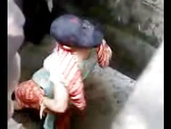 අසල්වැසියෙකු විසින් එළිමහන් වීඩියෝ සරාගී වීඩියෝ ඡායාරූපයේ ස්නානය කරන ලස්සන පියයුරු සහිත ලස්සන ජංගම ගැහැණු ළමයින්