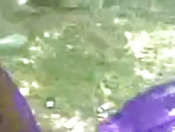 ඇන්ටි තෙලිඟු හොට් වේගයෙන් කෙලවෙන අතර ඇගේ සරාගී නිරුවත් ඡායාරූප නායිකාව පෙන්වයි