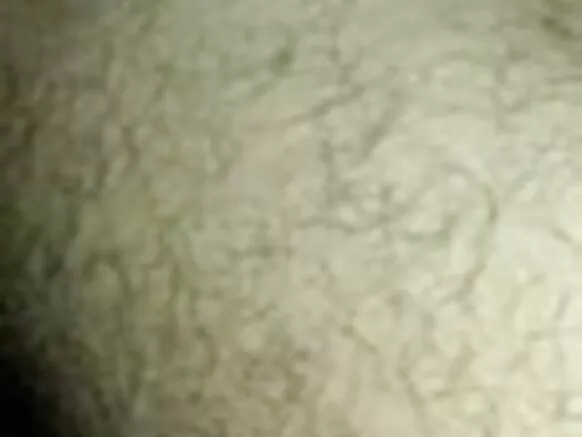 උණුසුම් තෙළිඟු දැරිය නව ගැහැණු ළමයෙකු සඳහා ඇගේ පෙම්වතාට සරාගී චිත්රපටයක් විවෘත කරයි