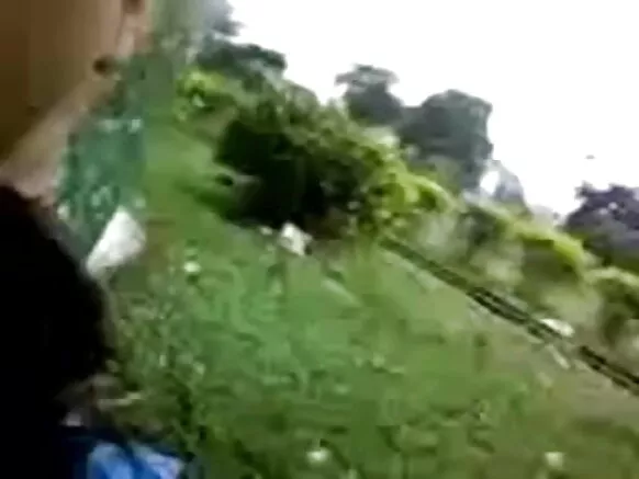 දේශී බබෙක් ඉංග්රීසි භාෂාවෙන් සරාගී නිල් පියයුරු සිප ගනිමින් නිරාවරණය කරයි