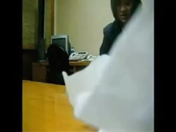 යාළුවා මගේ ලේකම්ට කෙලෙව්වා මගේ සරාගී චිත්රපටය වීඩියෝවේ පෙන්වයි