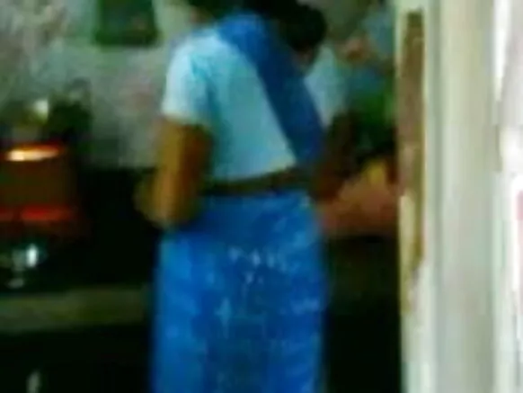 ජංගම දුරකථනයෙන් සම්පූර්ණයෙන්ම සරාගී මොහොතක මුළුතැන්ගෙයෙහි ඔබේ දේශී බිරිඳ සමඟ සෙල්ලම් කරන්න