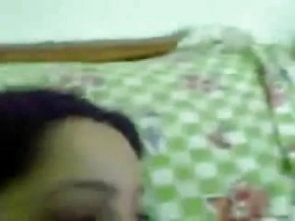 ඉන්දියා විශ්ව විද්යාලයේ මදුරාසි සරාගී විශ්ව විද්යාල කුකුළු පැටියා ඇගේ පෙම්වතා සමඟ සංදර්ශන කරයි