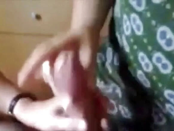 දිල්ලි ගෘහණියක් තම මස්සිනාට පිදුරු දෙන අයුරු