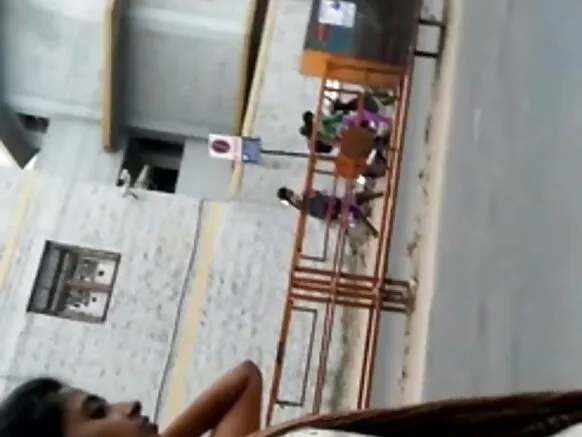 වීඩියෝ හින්දි භාෂාවෙන් සරාගී ස්ලිවර් සහ සල්වාර් ගැහැණු ළමයා