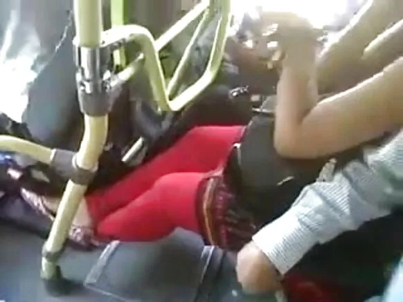 සරාගී හින්දි චිත්රපටිය සහ සරාගී හින්දි මිනිසා බස් රථය තුළ ගැහැණු ළමයෙකුගේ පියයුරු සමඟ සෙල්ලම් කරන ආකාරය නැරඹුවා