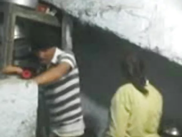 උතුරු ඉන්දියාවේ සරාගී ඡායාරූපය සරාගී සරාගී පිරිමි ළමයා කැමරාව සවි කර ඔහුගේ නැන්දාට කෙලවයි