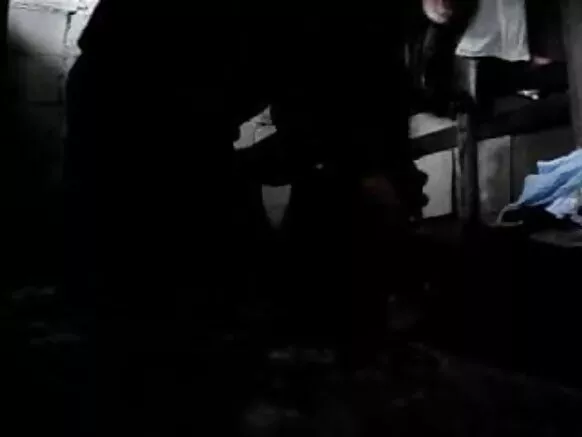 අඳුරු කාමරයක ඉතා උණුසුම් සරාගී චිත්රපටයක් රස විඳින උණුසුම් පෙම්වතුන් 22 දෙනෙක්