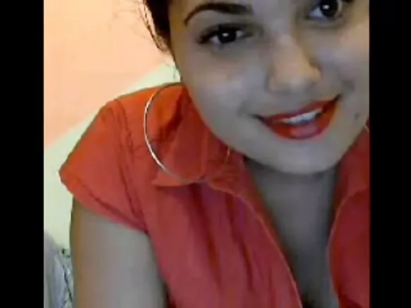 කිංකි කෙල්ල සරාගී ඛාන් වීඩියෝ කැමරාවේ සජීවීව පෙන්වයි