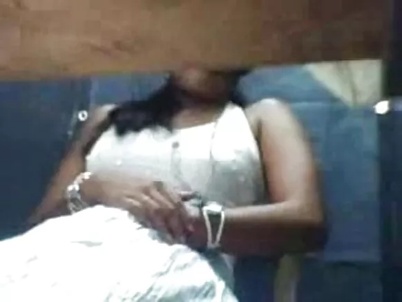 උණුසුම් ඉන්දියානු ගැහැණු ළමයෙකුගේ වෙබ් කැමරාව සමඟ කතාබස් චිත්‍රපටයට කැමරාව ඉදිරිපිට සරාගී ලෙස ස්වයං වින්දනයේ යෙදීමට අවශ්‍යයි