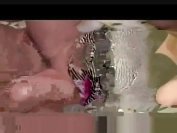 විශාල හා සරාගී බටහිර නිල්වන් ශිෂේණය ඍජු ප්රමාණය මුලින් පකිස්ථාන ගැහැණු ළමයෙකුට වඩා විශාලය