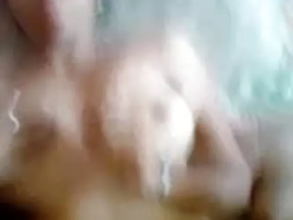 සිහින් සහ කෙළින් තන පුඩු සහිත සිහින් සහ සරාගී ඉන්දියානු ගණිකාවක් සරාගී චිත්රපටයක සේවාදායකයෙකුට කෙලවයි