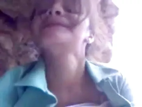 22 සරාගී චිත්රපටිය සරාගී කන්යා දැරිය ඇගේ පෙම්වතා විසින් ගලක් පිටුපස කෙලවෙතයි