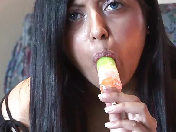 ඉන්දියාව - ජැස්මින් සරාගී වක්ර සහිත සරාගී රූප වීඩියෝවක පමණක් ස්වයං වින්දනයේ යෙදේ - ලොකු තිත් 4