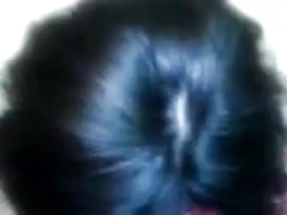 සරාගී චිත්රපට වීඩියෝවක මිතුරෙකුගේ ඇඳුම යට ඇඳුමක් මාරු කරන ගැහැණු ළමයෙක්