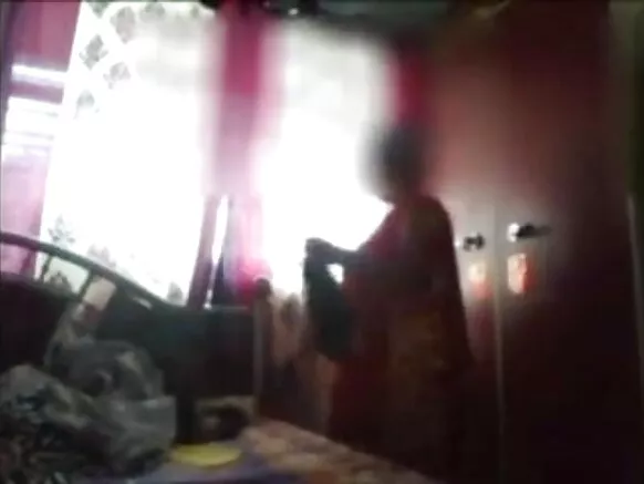 බංගලා චිත්රපටිය අම්මා නල රූපය නාන කාමරයෙන් පසු ඇඳුම් මාරු කරයි