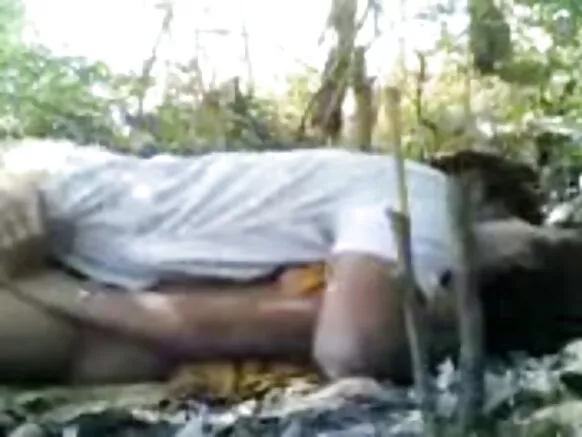 උණුසුම් ඉන්දියානු තරුණිය ඇගේ ප්රීතිමත් පෙම්වතා සමඟ සරාගී චිත්රපටයක් නැරඹීමෙන් එළිමහන් සතුටක් ලබයි