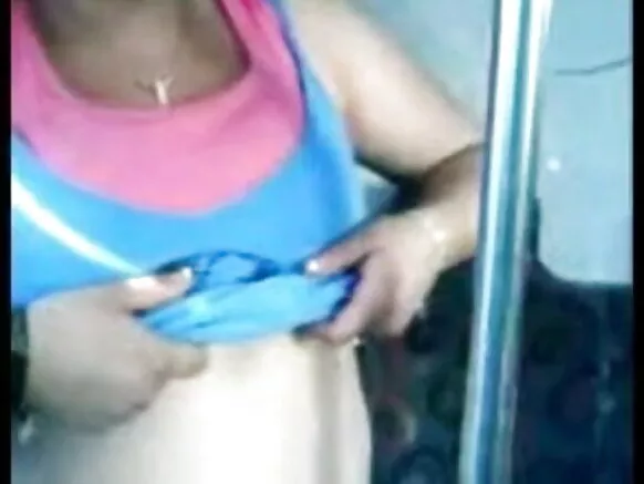 ඔබේ සරාගී නිල් චිත්රපටය පෙන්වන විශාල තිත් අලුත්