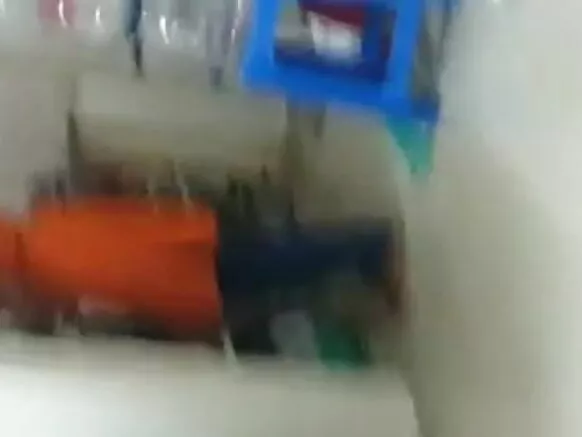 ප්රධානියා පැරණි සරාගී චිත්රපටයක කුකුළා මෙහෙකාරියට පෙන්වයි