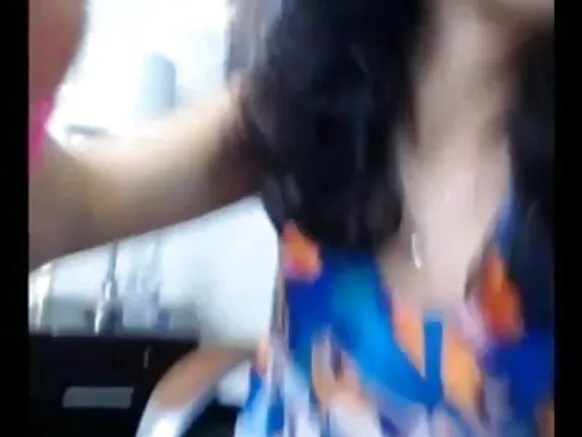 ආධුනික පෙම්වතිය ඇගේ ලස්සන විනිවිද පෙනෙන පුකේ දකුණු ඉන්දීය සරාගී චිත්රපටය පෙන්වීමට ප්රිය කරයි