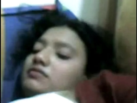 භාබි ඇගේ වටිනා පියයුරු උරා බොන ලෙස තම සැමියාගෙන් ඉල්ලා සිටියි Bhojpuri චිත්රපටයේ සරාගී වීඩියෝව