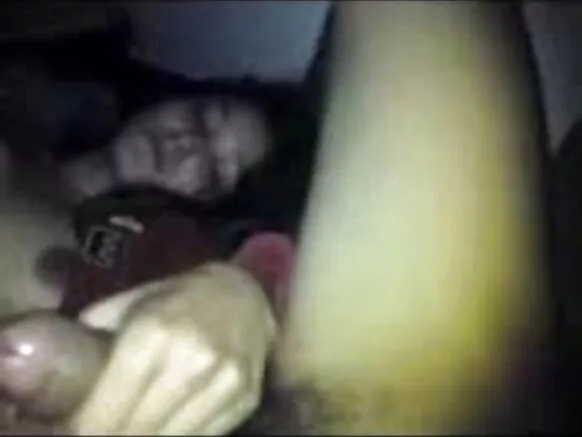 ඉන්දියානු සරාගී වීඩියෝව යුවලක් මත යුවලක් පෙන්වයි