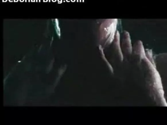 බොලිවුඩ් ඉන්දියානු කාන්තාවන් බොලිවුඩ් සරාගී චිත්රපට නරඹමින් ස්නානය කරති