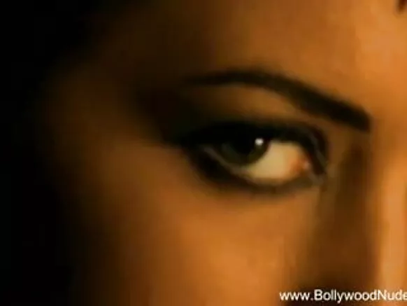 කලාත්මක ඉන්දියානු තරුණියක වන හොලිවුඩයේ ආකර්ෂණීය ලිංගික ප්රතිරූපය අපව වෙව්ලනවා