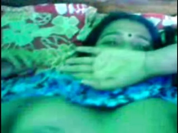 බංග්ලා දේශී නැන්දා තම දියණියගේ ගුරුවරුන් දෙදෙනා සමඟ ලිංගිකව හැසිරෙන සරාගී පෞද්ගලික චිත්‍රපට වීඩියෝව