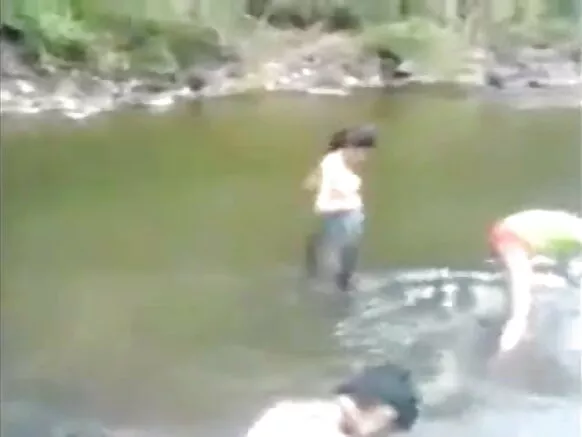 ඉන්දියාවේ සරාගී පැරණි චිත්‍රපට දැරිය ඇගේ පෙම්වතා සමඟ ගඟේ