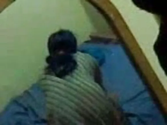 Desi aunty hindi hd සරාගී චිත්රපට නැන්දා තම සැමියා සමඟ ලිංගිකව හැසිරෙන අයුරු රහසේ වීඩියෝවක්